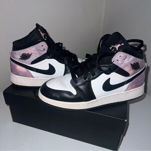 Air Jordan 1 Mid SE (GS). Black/Bleached Coral-White. Size 5 Youth/ Women’s 6.5